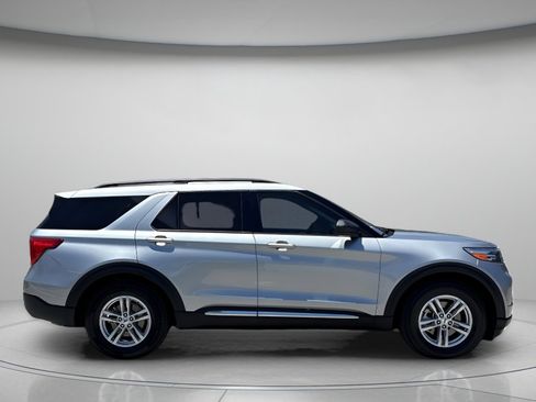 Used 2023 Ford Explorer XLT w/ Equipment Group 202A RWD image 2