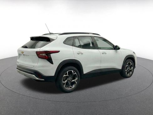 Used 2025 Chevrolet Trax LT FWD image 9