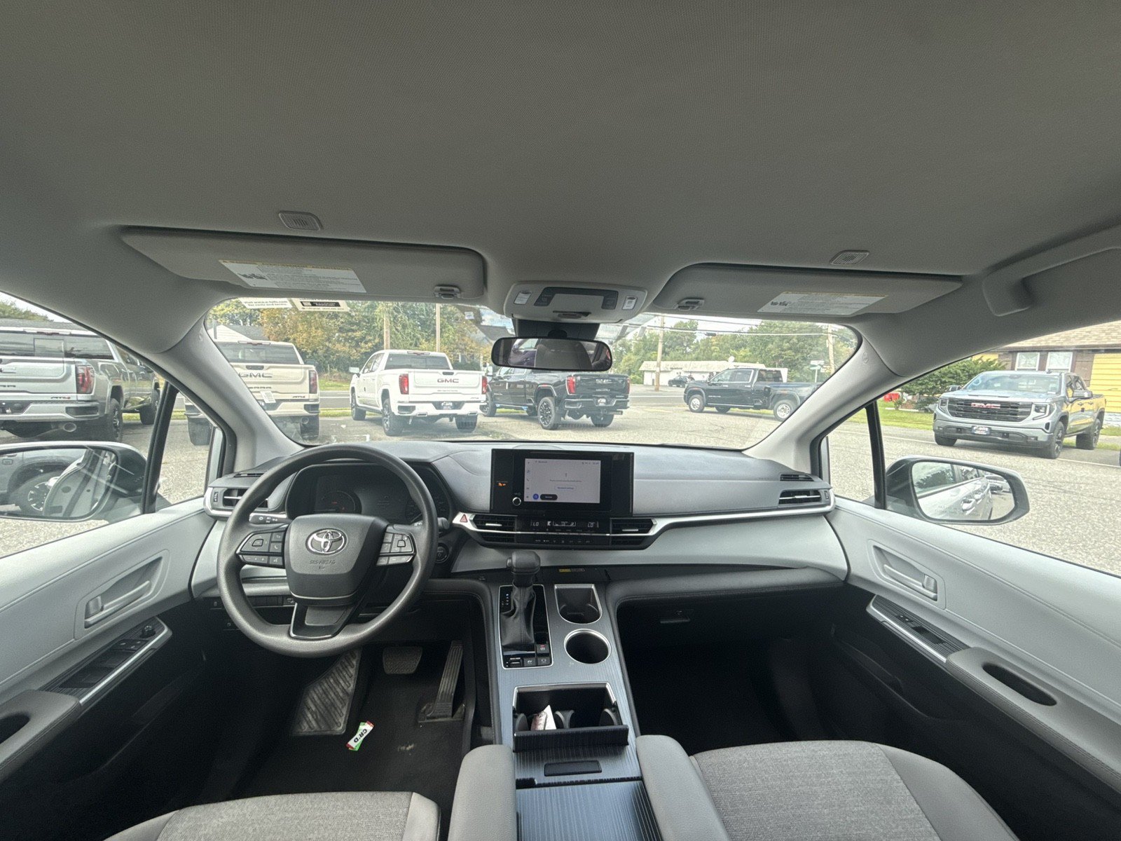 Used 2025 Toyota Sienna LE FWD image 25
