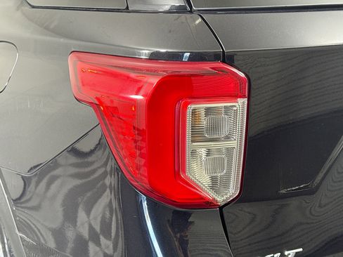 Used 2022 Ford Explorer XLT image 36