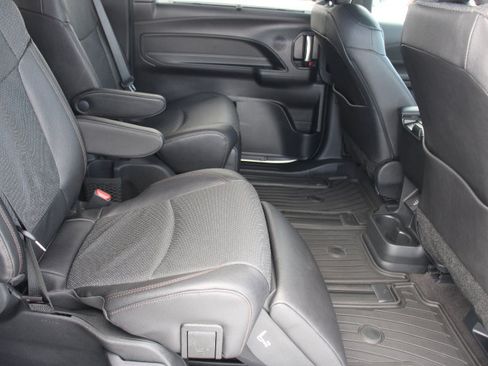 Certified 2025 Toyota Sienna Limited image 18