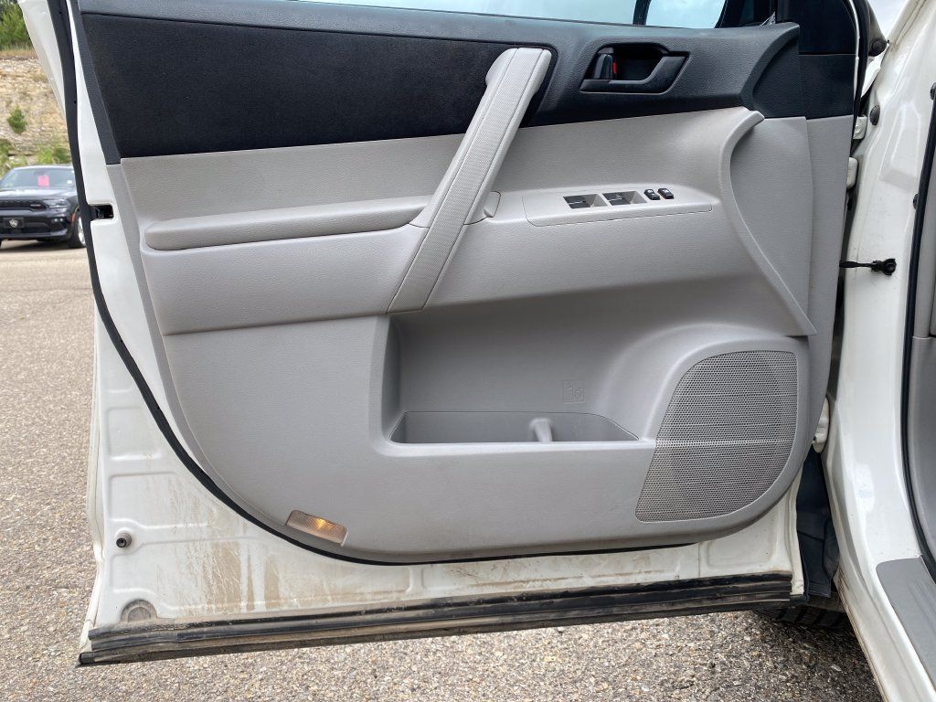 Used 2012 Toyota Highlander FWD image 11