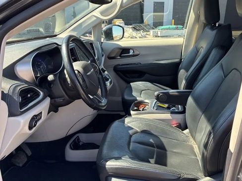 Used 2021 Chrysler Pacifica Touring-L image 2