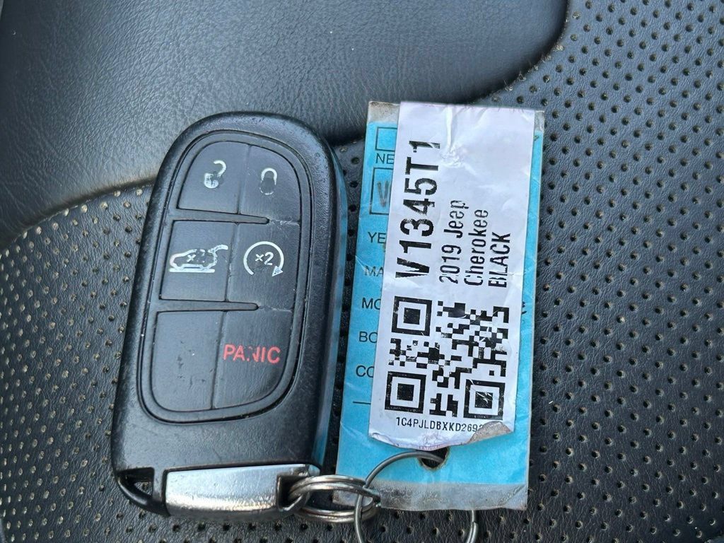 Used 2019 Jeep Cherokee Limited FWD image 40