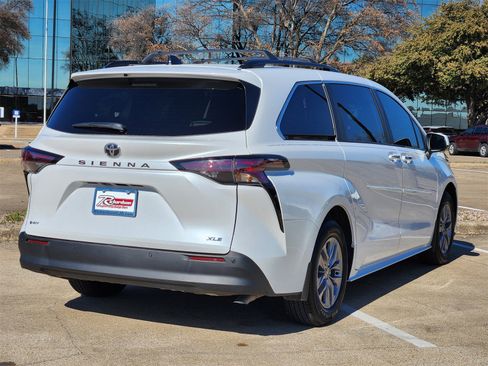 Used 2026 Toyota Sienna XLE image 4