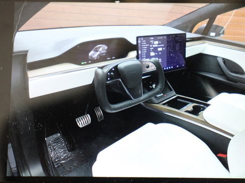 Used 2023 Tesla Model X image 23