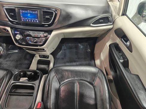 Used 2018 Chrysler Pacifica Touring-L w/ Tire & Wheel Group image 29