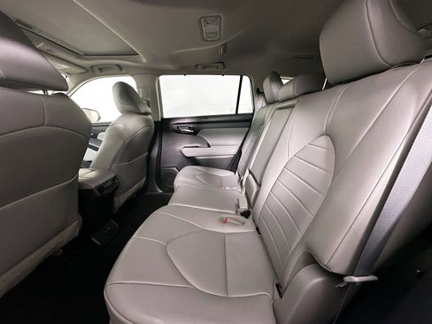 Used 2023 Toyota Highlander XLE image 28