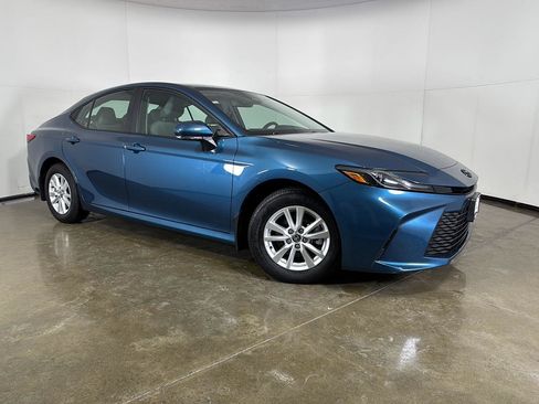Used 2025 Toyota Camry LE w/ Convenience Package image 1