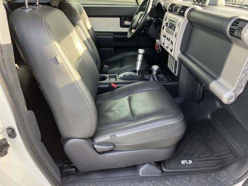 Used 2012 Toyota FJ Cruiser 4WD image 40