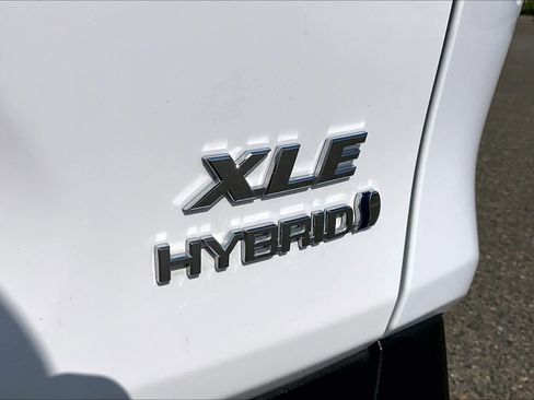 Used 2024 Toyota RAV4 XLE AWD/4WD image 9