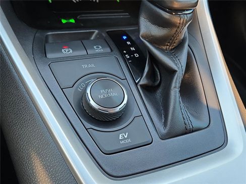 Used 2022 Toyota RAV4 SE image 9