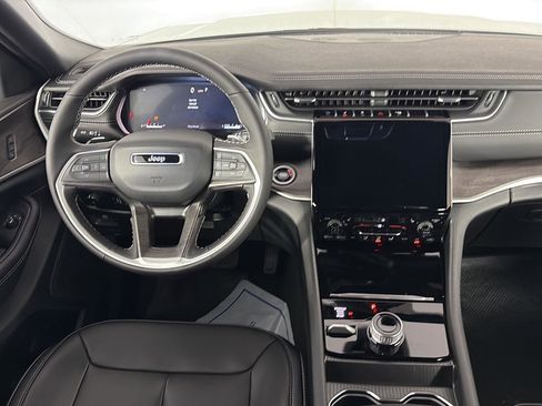 New 2025 Jeep Grand Cherokee Limited image 8