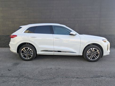 Used 2025 Audi Q5 Premium w/ Convenience Package image 4