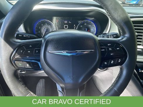 Used 2023 Chrysler Pacifica Touring FWD image 11