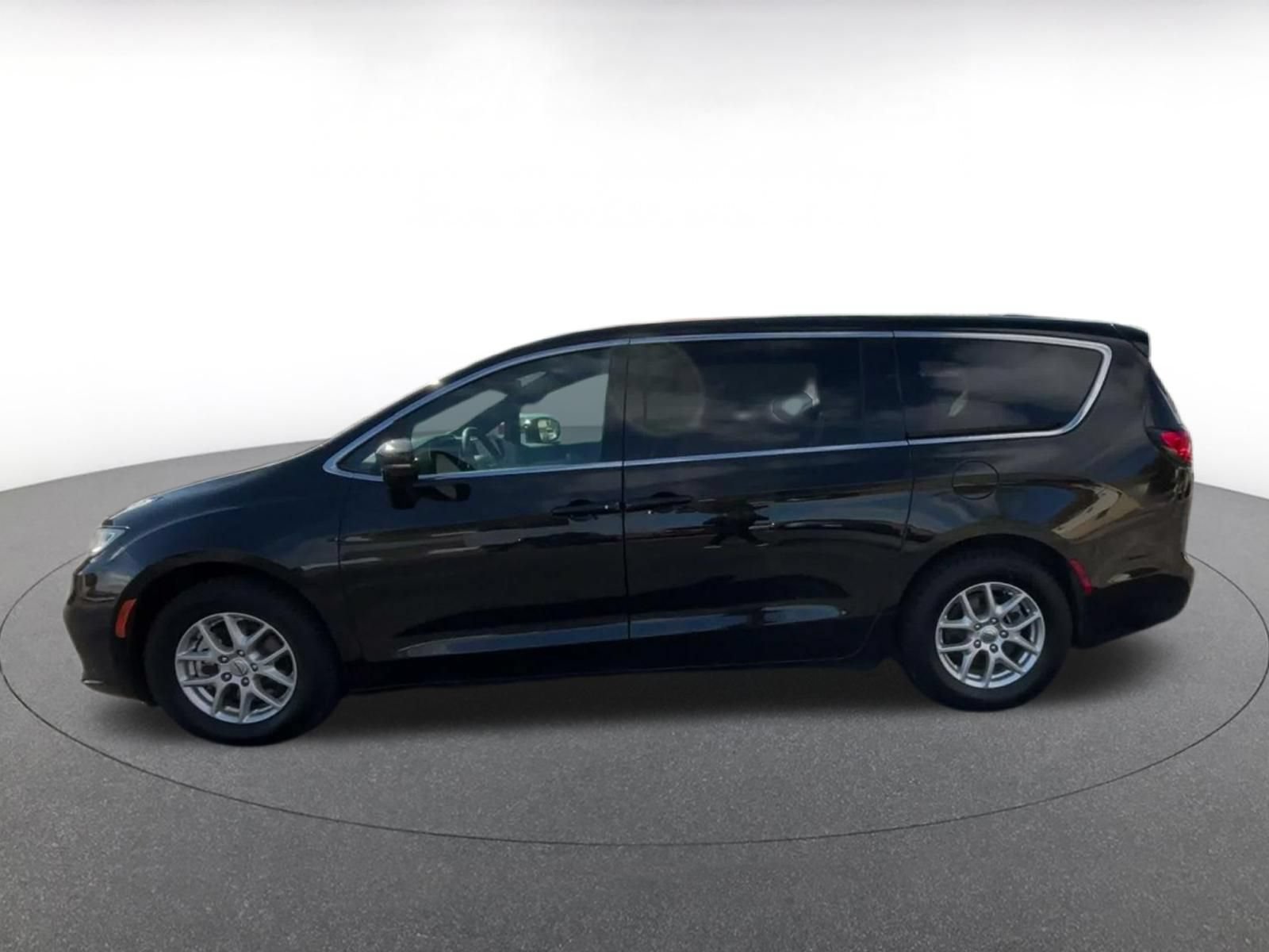 Used 2025 Chrysler Pacifica Select FWD image 8