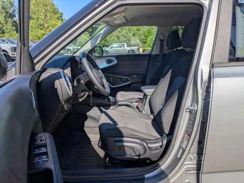 Used 2022 Kia Soul LX w/ Technology Package FWD image 12