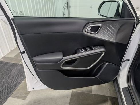 Used 2025 Kia Soul LX image 11