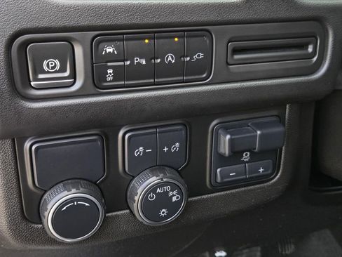 Used 2021 Chevrolet Suburban LT w/ LT Signature Package image 21