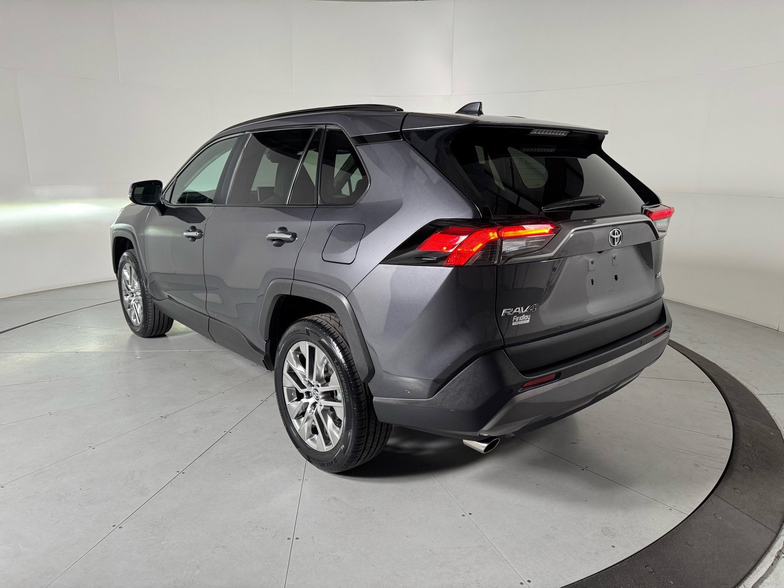 Used 2020 Toyota RAV4 Limited FWD image 3