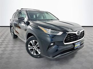 Certified 2022 Toyota Highlander XLE image 1