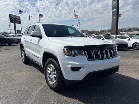 Used 2018 Jeep Grand Cherokee Laredo image 3