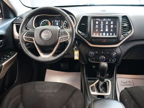 Used 2017 Jeep Cherokee Latitude w/ Cold Weather Group FWD image 11