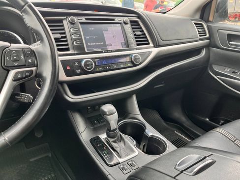 Used 2018 Toyota Highlander SE AWD/4WD image 12