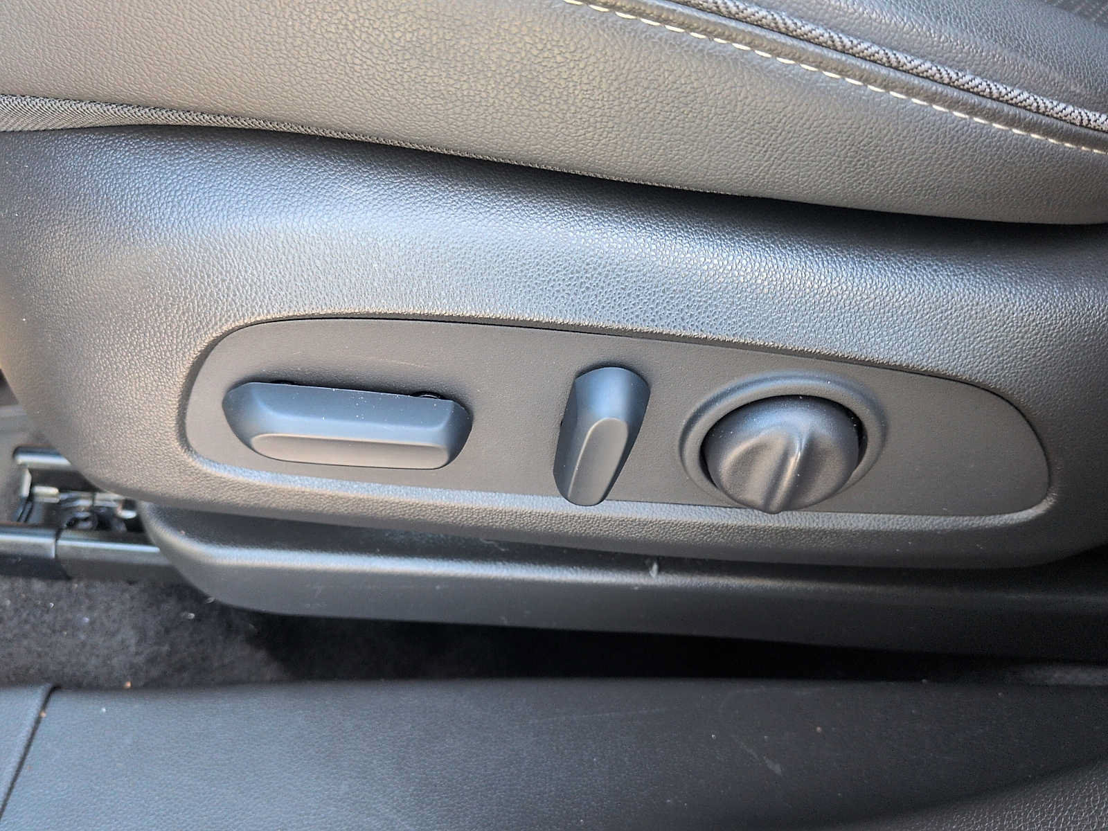 Used 2023 Buick Encore GX Essence w/ Experience Buick Package AWD/4WD image 17