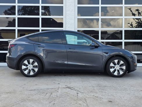 Used 2022 Tesla Model Y Long Range AWD/4WD image 3