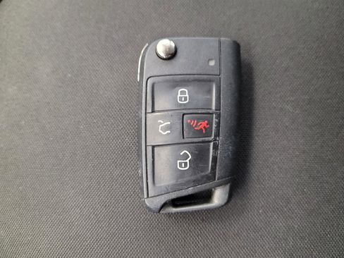 Used 2018 Volkswagen Golf S image 32