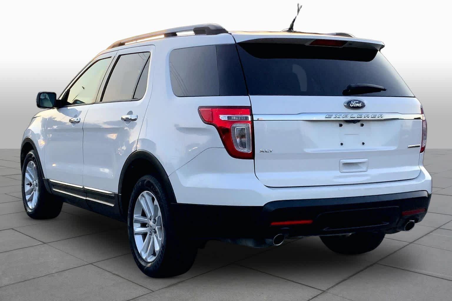 Used 2015 Ford Explorer XLT w/ Equipment Group 202B FWD image 12