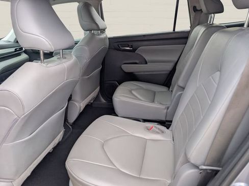 Used 2020 Toyota Highlander XLE FWD image 12