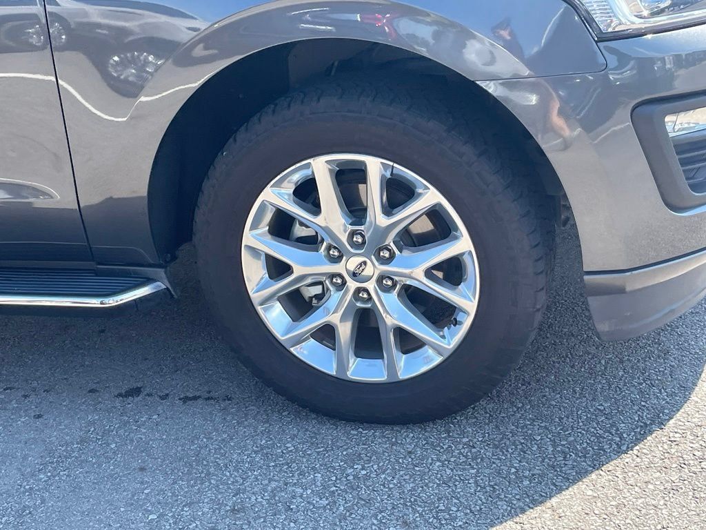 Used 2020 Ford Expedition XLT w/ Equipment Group 202A RWD image 4