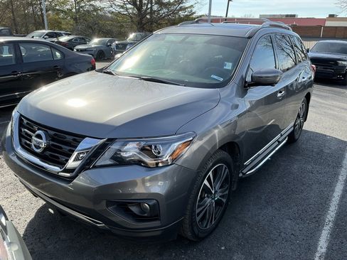 Used 2018 Nissan Pathfinder Platinum image 2