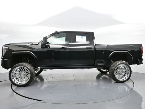 Used 2025 GMC Sierra 2500 AT4 w/ AT4 Premium Plus Package AWD/4WD image 4