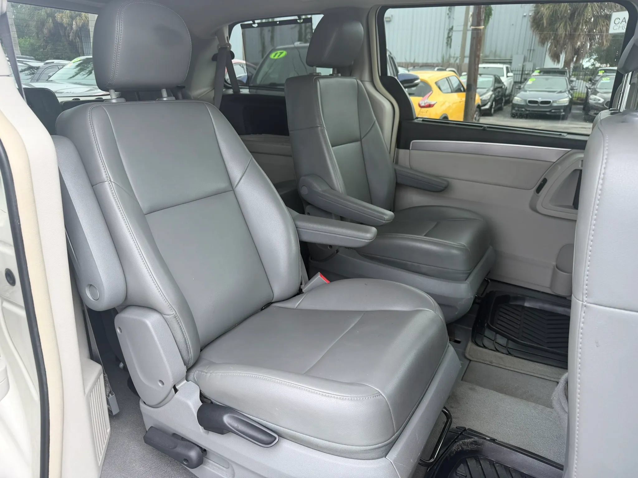 Used 2011 Volkswagen Routan SE FWD image 15