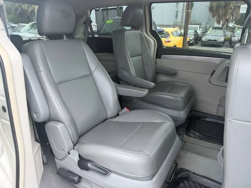 Used 2011 Volkswagen Routan SE FWD image 15