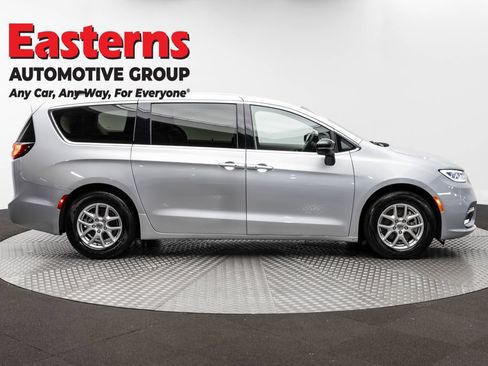 Used 2024 Chrysler Pacifica Touring-L FWD image 4