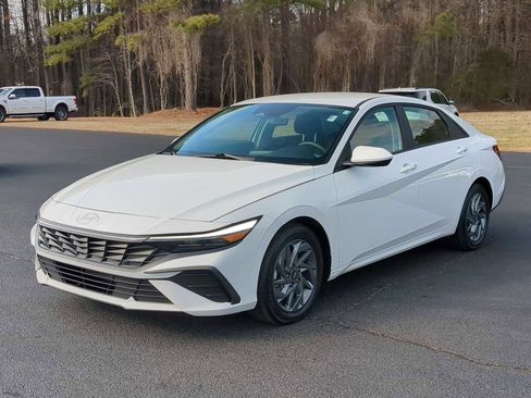 Used 2024 Hyundai Elantra SEL image 4