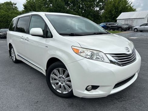 Used 2017 Toyota Sienna XLE Premium image 1