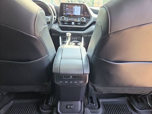 Used 2021 Toyota Highlander XLE AWD/4WD image 30