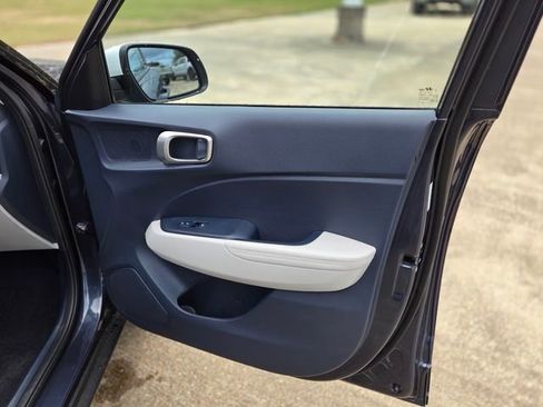 Used 2025 Hyundai Venue Limited image 14