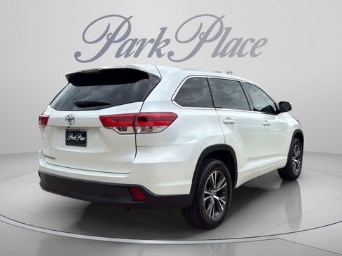 Used 2017 Toyota Highlander LE FWD image 5