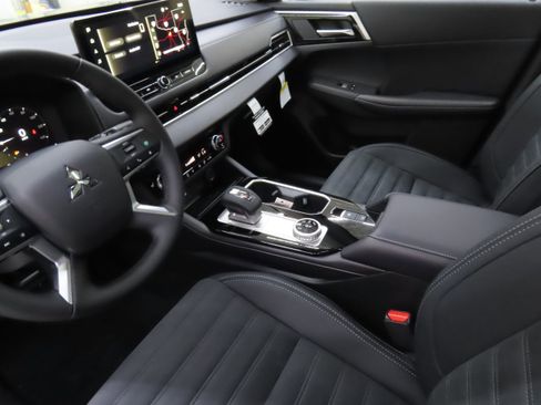 New 2025 Mitsubishi Outlander SE image 21