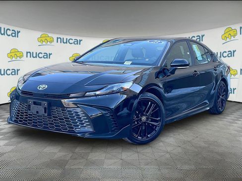 Used 2025 Toyota Camry SE image 3