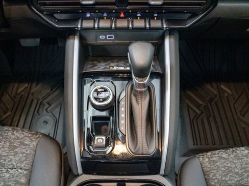 Used 2024 Chevrolet Colorado Z71 w/ Z71 Convenience Package 2 image 19