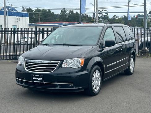 Used 2016 Chrysler Town & Country Touring FWD image 3