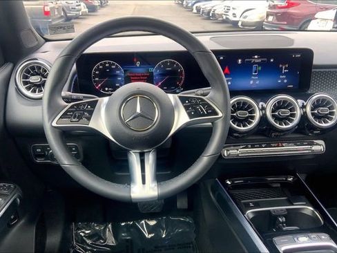 Used 2025 Mercedes-Benz GLB 250 4MATIC image 4