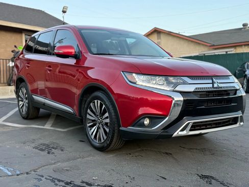 Used 2019 Mitsubishi Outlander SE image 2